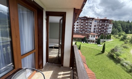 Cozy One-Bedroom Apartment with Panoramic Mountain View